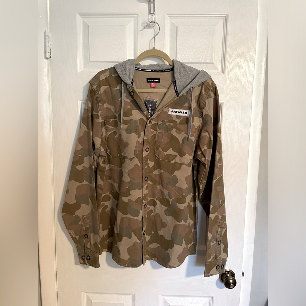 Brand new Airwalk Camouflage hooded long sleeve button down jacket shirt size S